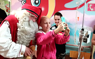 Święty Mikołaj przyjechał z Rovaniemi do chorych dzieci w Olsztynie